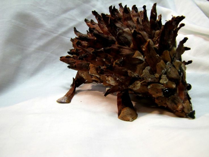 bricolage de noel, hérisson en cône de pin réalistique, création d'objets diy
