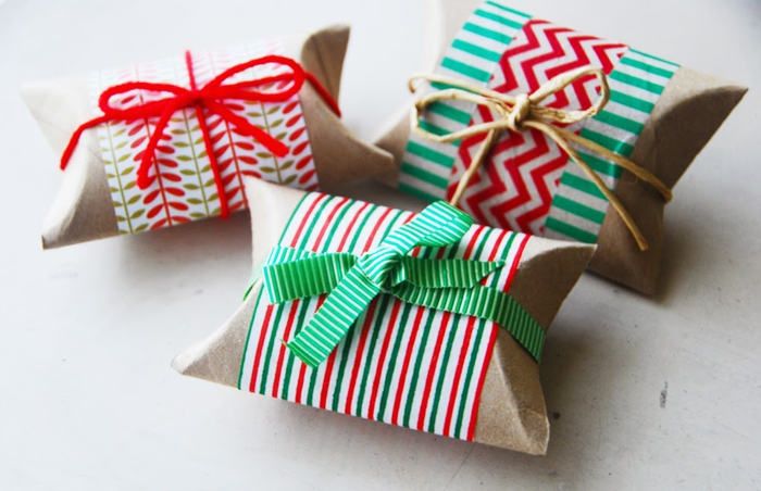 idée pour un bricolage a faire avec des rouleaux de papier recyclés, boîtes à cadeaux de noel décorées de papier cadeaux et de ficelles