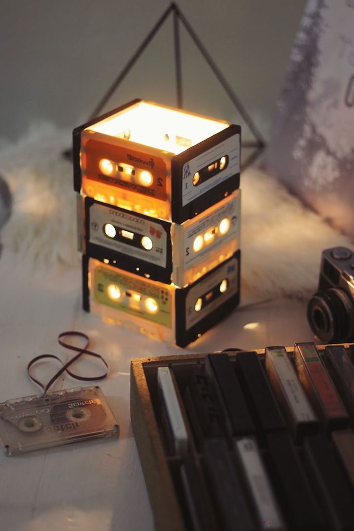 fabriquer une lampe, cassette audio bricolage, table en bois peinte en blanc, appareil photo vintage