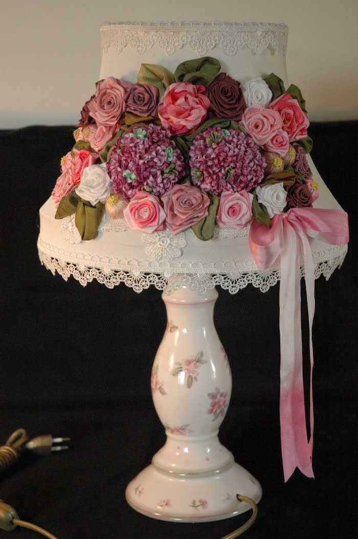 activité manuelle, lampe de chevet décorée en roses, objet décoratif en style vintage