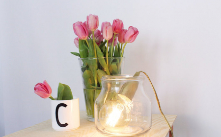 bricolage facile récipient en verre corde ampoule éléctrique bouquet de tulipes roses tasse café blanche