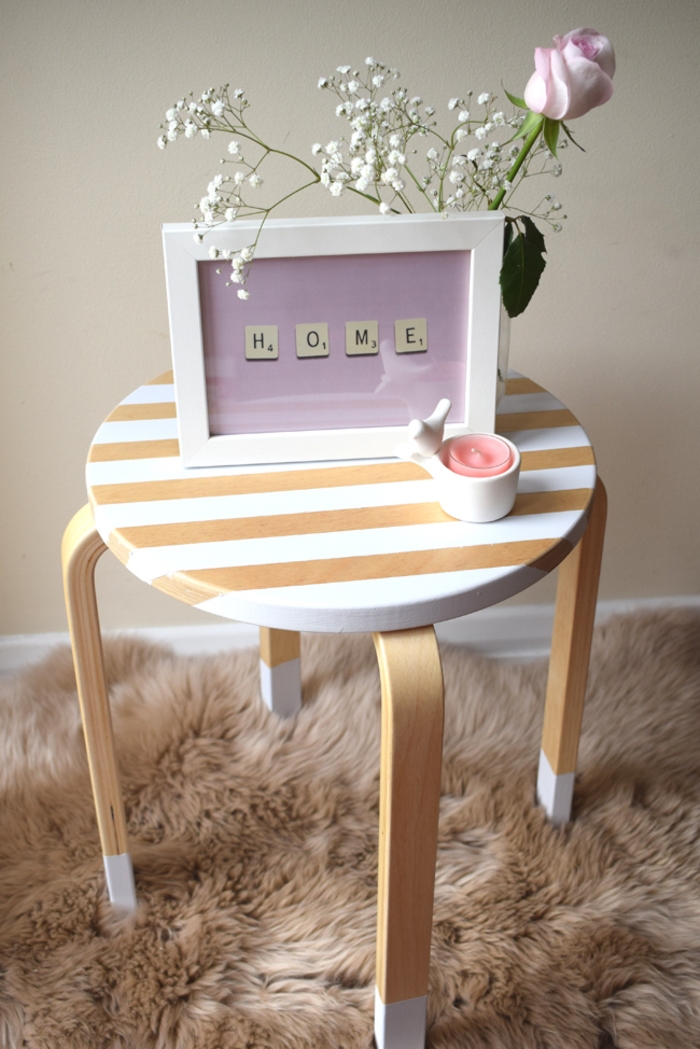 comment customiser un meuble pour lui donner un aspect tendance, petite table basse à rayures blanches 