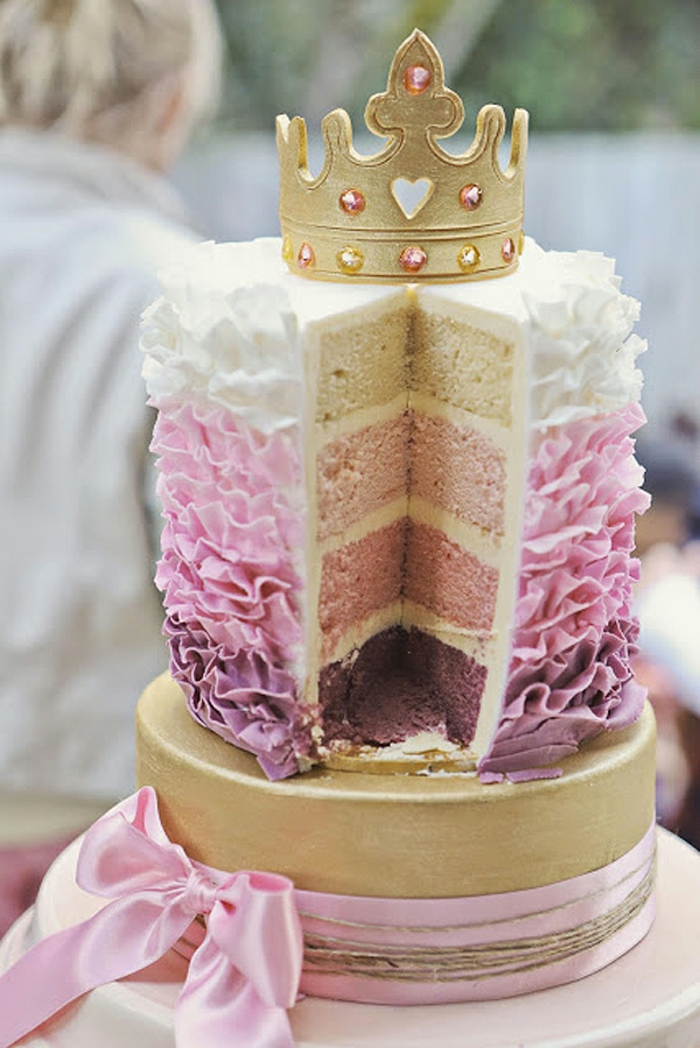 Chouette gâteau anniversaire princesse chateau de princesse idée coloré croûte
