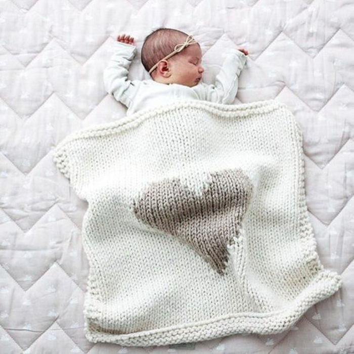 cadeau naissance personnalisé couverture en laine blanche tricotée avec un grand coeur gris devant