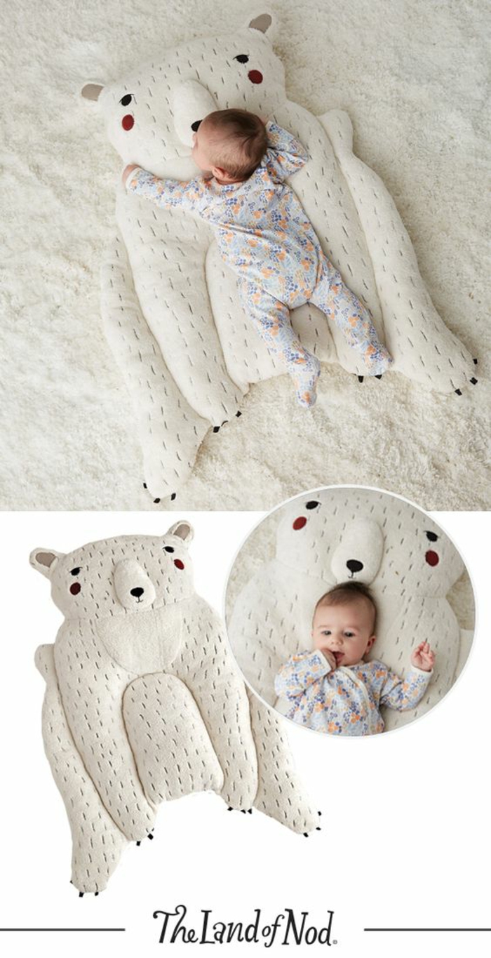 idee cadeau enfant tapis douillet pour se cocoonner ours polaire avec des petits supports pour le confort de bébé