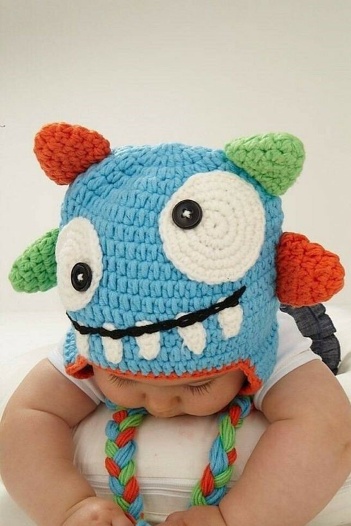 cadeau naissance personnalisé chapeau tricoté au crochet en forme de monstre avec deux grands yeux grand ouverts