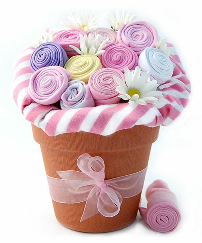 cadeau original naissance chaussettes en couleurs acidulées rose et violet arrangées dans un grand pot de fleurs