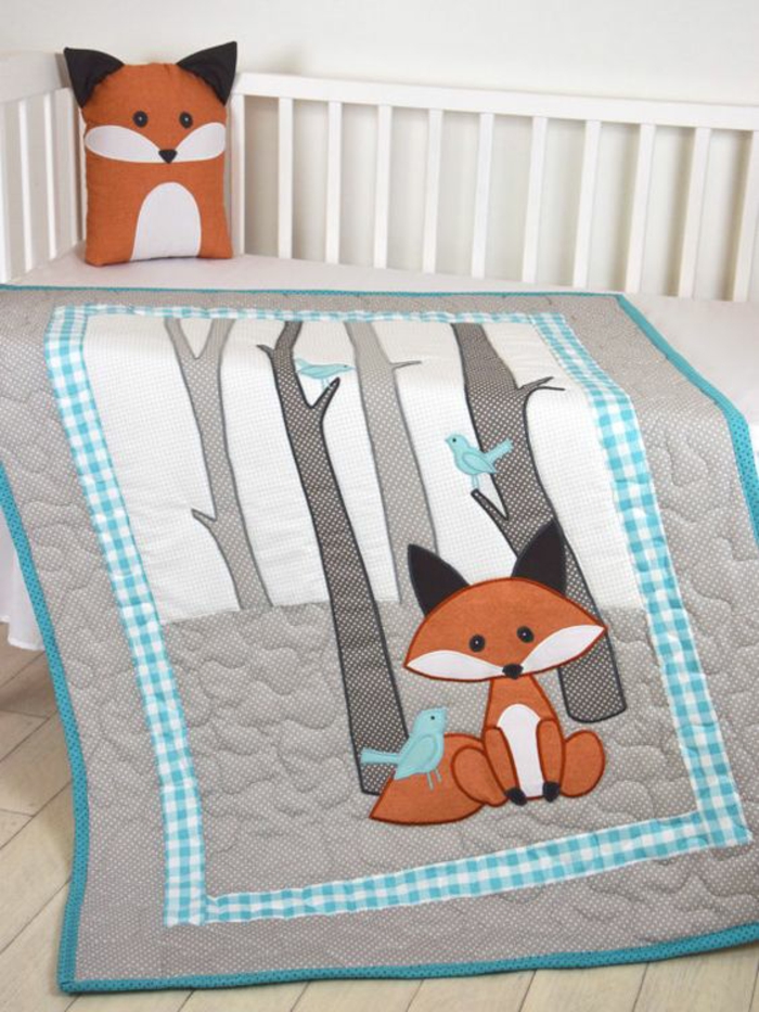 cadeau pour fille couverture et coussins pour le lit de bébé renard sympa dans une foret