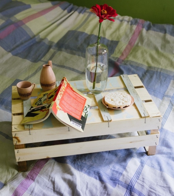 idée comment fabriquer une table de service dans une cagette bois, suggestion pour servir un petit déjeuner, recyclage projet déco