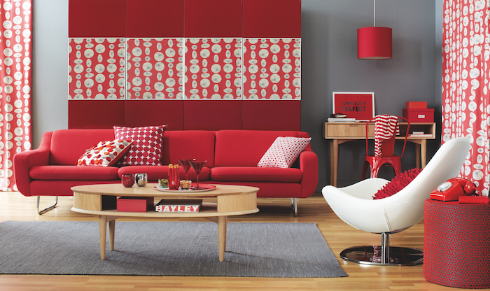 modele de camaieu de couleurs, rouge vermillon et couleur bordeau, canapé rouge, fauteuil blanc, mur couleur gris perle, table basse ronde en bois