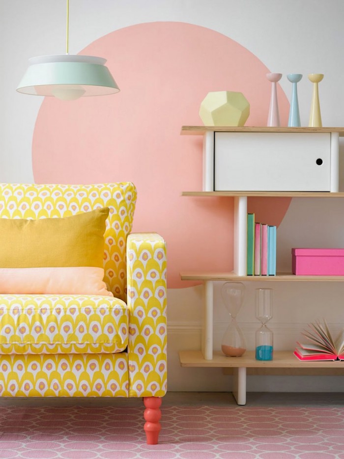 idee deco maison, étagères murales en bois avec objets décoratifs en couleurs pastel