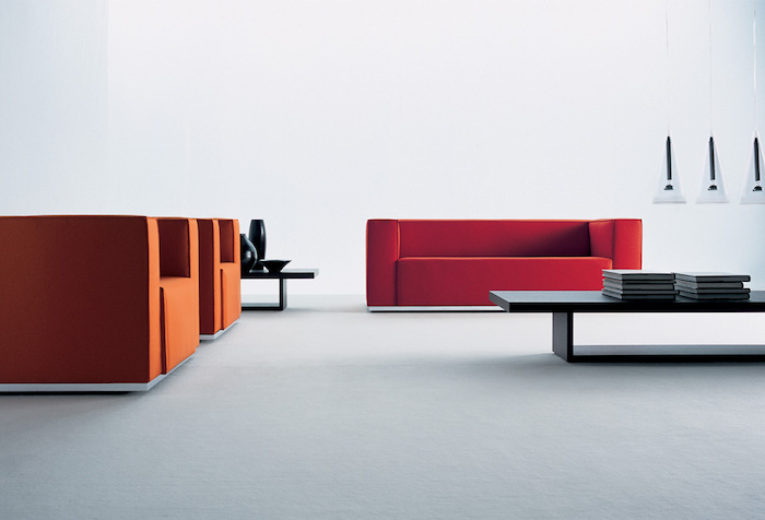 idée de salon moderne épuré avec canapé rouge et fauteuils orange design, table basse en bois, suspensions originales