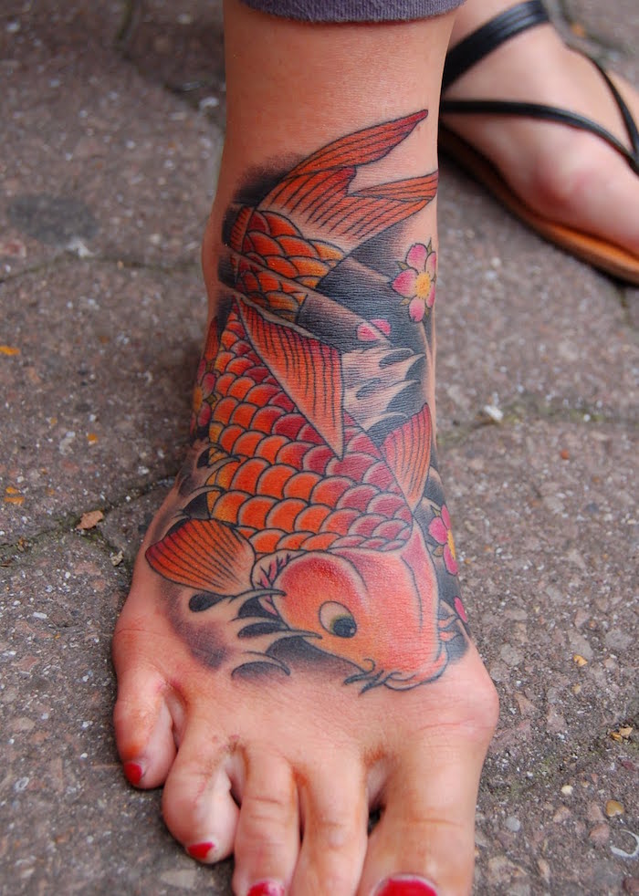 carpe koi tattoo pied femme poisson idées tatouage japonais