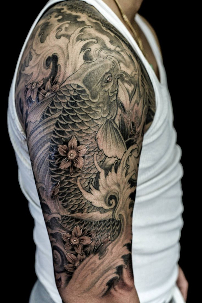 tatouage de carpe koi épaule bras manche noir et blanc japonais tattoo yakuza