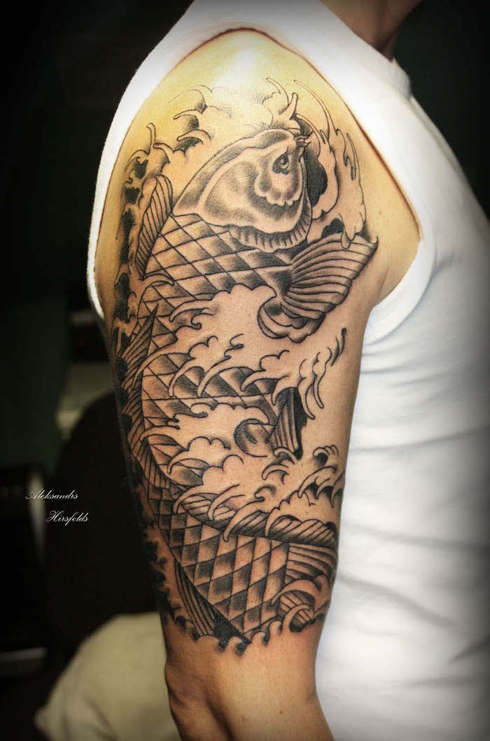 tatouage de carpe koi noir blanc poisson tattoo manche homme