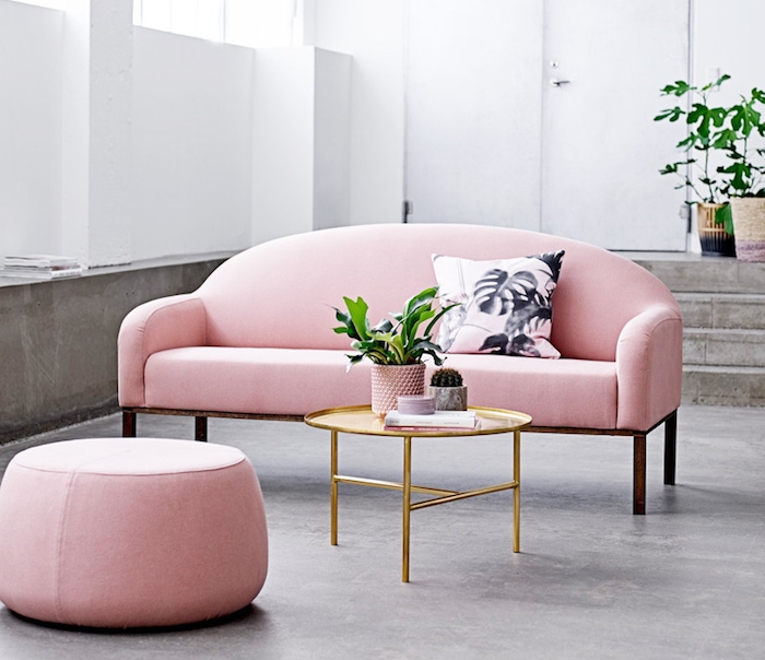 couleur pastel au salon gris, murs de salon peints en blanc, canapé et tabouret en tissu rose pâle