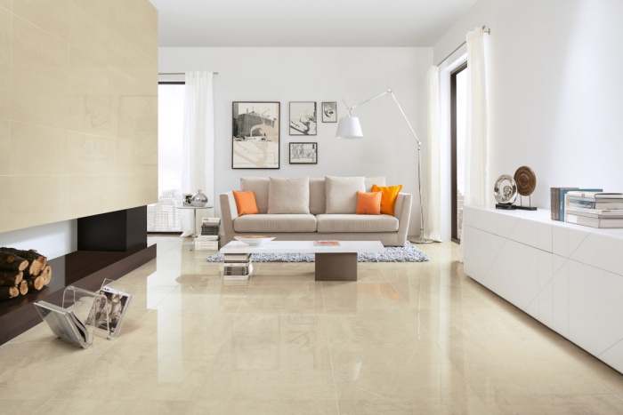 salon blanc et beige, sol et mur carrelage couleur lin avec canapé et tapis gris, mur couleur blanche et meuble tv blanc