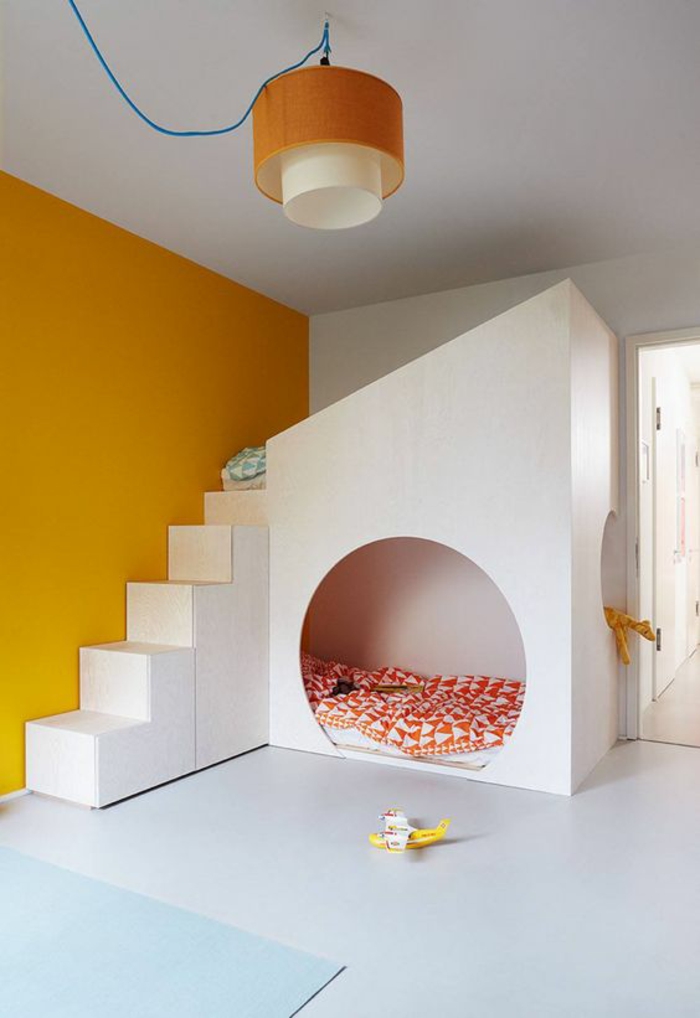 deco chambre garcon avec lit blanc en forme cubique et luminaire en orange et blanc rond tambour