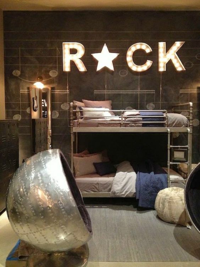 deco chambre garcon Rock inscription lumineuse pour un intérieur de star avec faureuil oeuf au revetemet de métal
