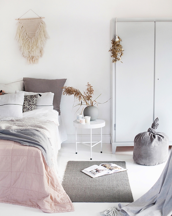 modele de chambre adulte cocooning, armoire blanche tapis gris, linge de lit gris, rose et blanc, deco murale macramé
