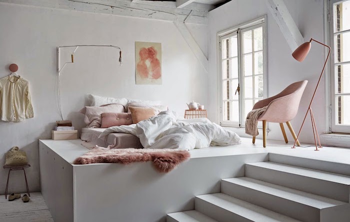 deco cocooning blanc et rose pudré, matelas à même le sol, linge de lit blanc et rose, chaise scandinave rose