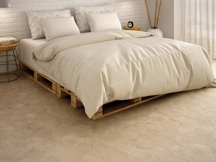 une chambre à coucher accueillante en blanc et beige avec lit en palettes et des tables de nuit design en bois et fils métalliques, comment faire un lit avec des palettes europe