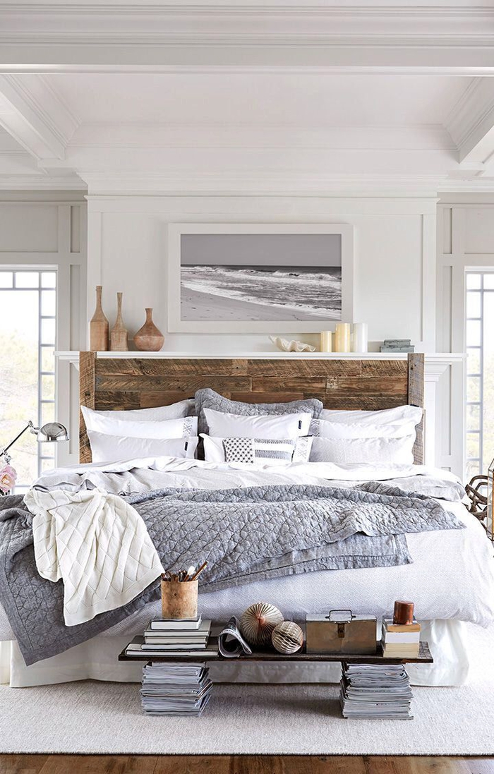 une tete de lit en bois flotté qui fait son effet dans cette chambre à coucher d ambiance douce et relaxante en blanc et gris