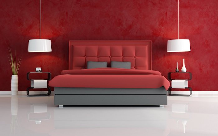 idée de chambre à coucher design, accord de couleurs, linge de lit rouge et gris, mur de fond rouge, suspension et sol blanc