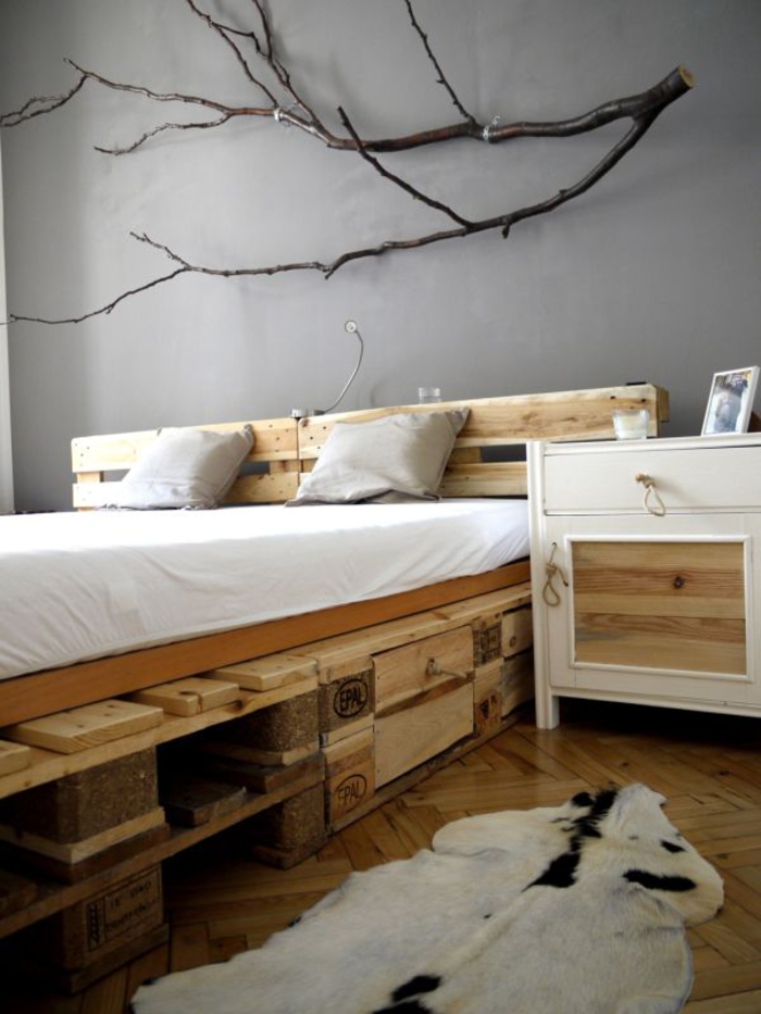 une chambre à coucher à inspiration scandinave qui privilégie les matériaux naturels et le mobilier récup comme ce lit palette europe