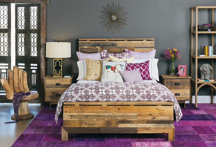 une chambre à coucher aménagée en style rustique avec des touches déco contemporaines en cuivre et violet