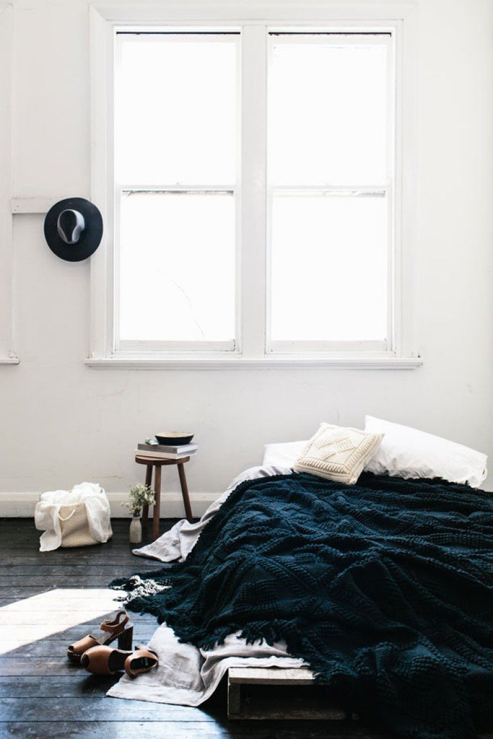 une chambre à coucher à inspiration scandinave, projet de bricolage facile pour faire un lit avec des palettes récupérées 
