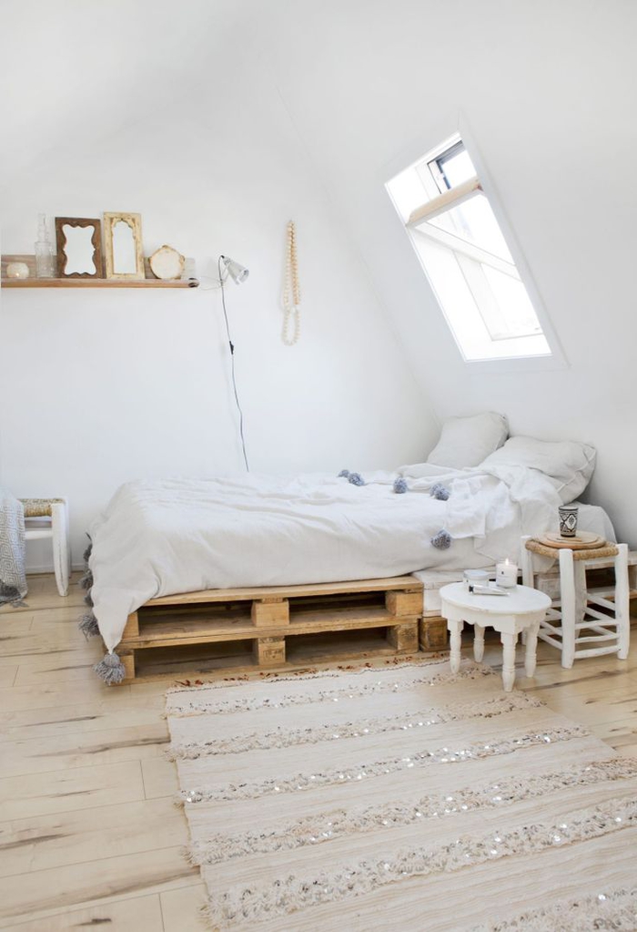 déco scandinave et ethnique chic en blanc et bois naturel, comment faire un lit avec des palettes europe 
