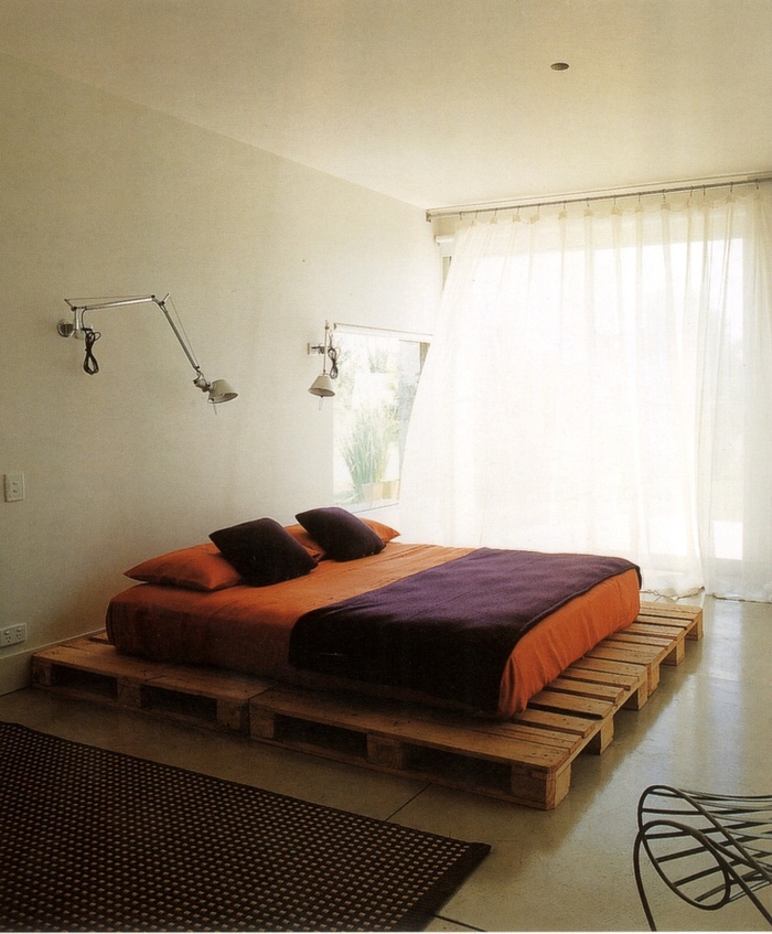 une chambre à coucher minimaliste d'ambiance zen avec un lit palette bois à inspiration asiatique 