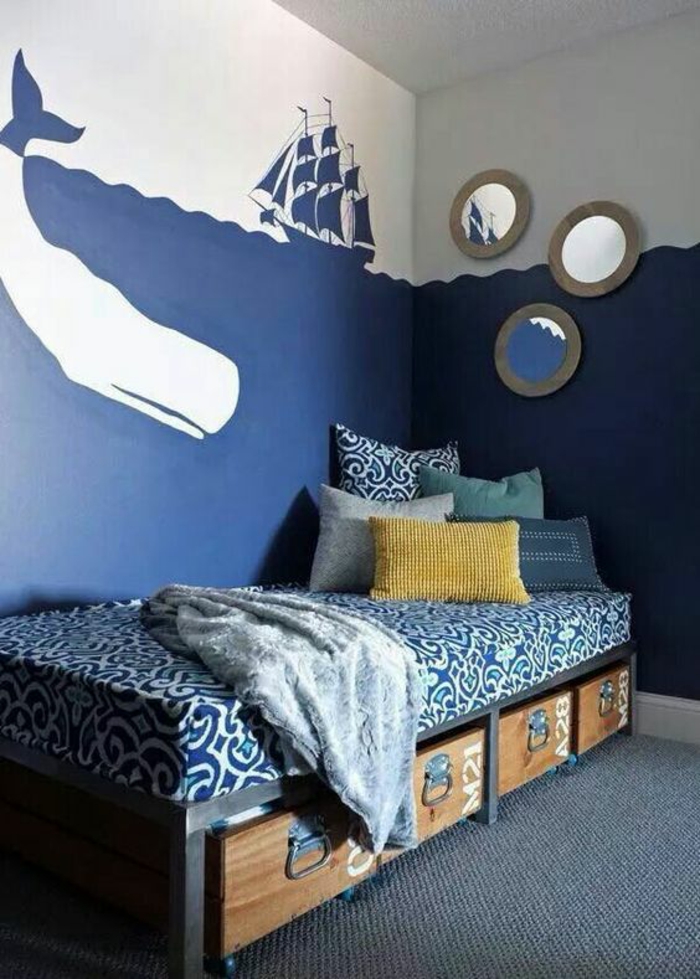 chambre garcon aux motifs marins mer avec baleine au mur et des cercles imitant des hublots