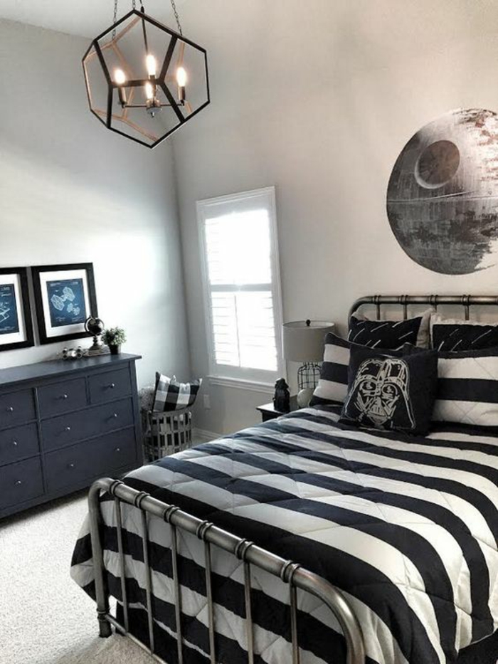chambre d ado garçon avec luminaire en forme geometrique attractive en metal noir theme Star Wars