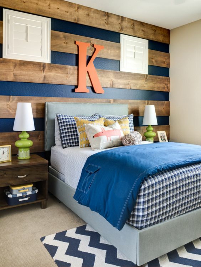 deco chambre garcon avec l initiale du propriétaire au mur en bois et aux rayures horizontales en bleu et beige