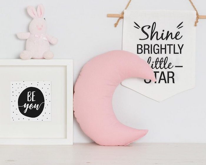 comment décorer la chambre fille, objets pour espace enfant en rose et blanc, déco murale en bois avec lettres inspirantes