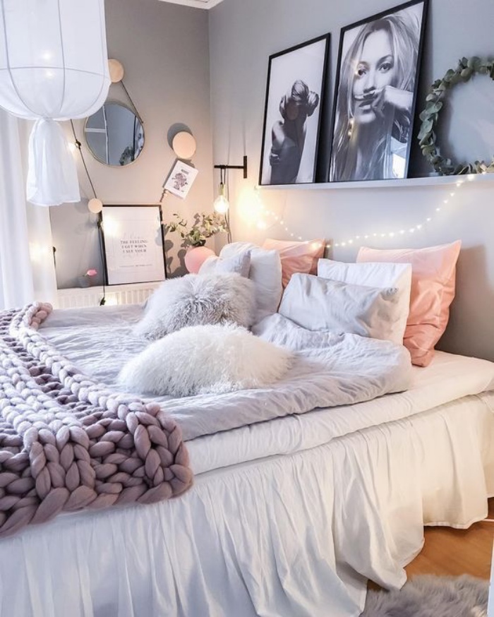 chambre cocooning avec linge de lit roe, gris et blanc et plaid violet à grosse mailles, deco murale de photos en noir et blanc, suspension blanche