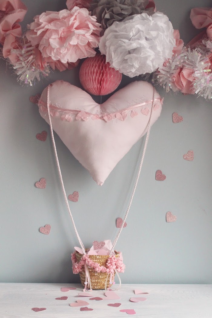 décoration chambre fille à fabriquer soi-même, pompons en serviette rose et blanc, petits coeurs en papier