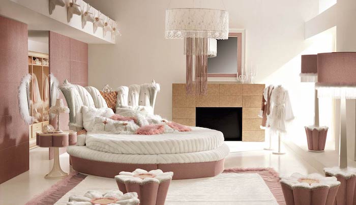 déco design intérieur en rose pastel et blanc, mur séparatif en rose poudré, lit forme ovale en blanc et rose