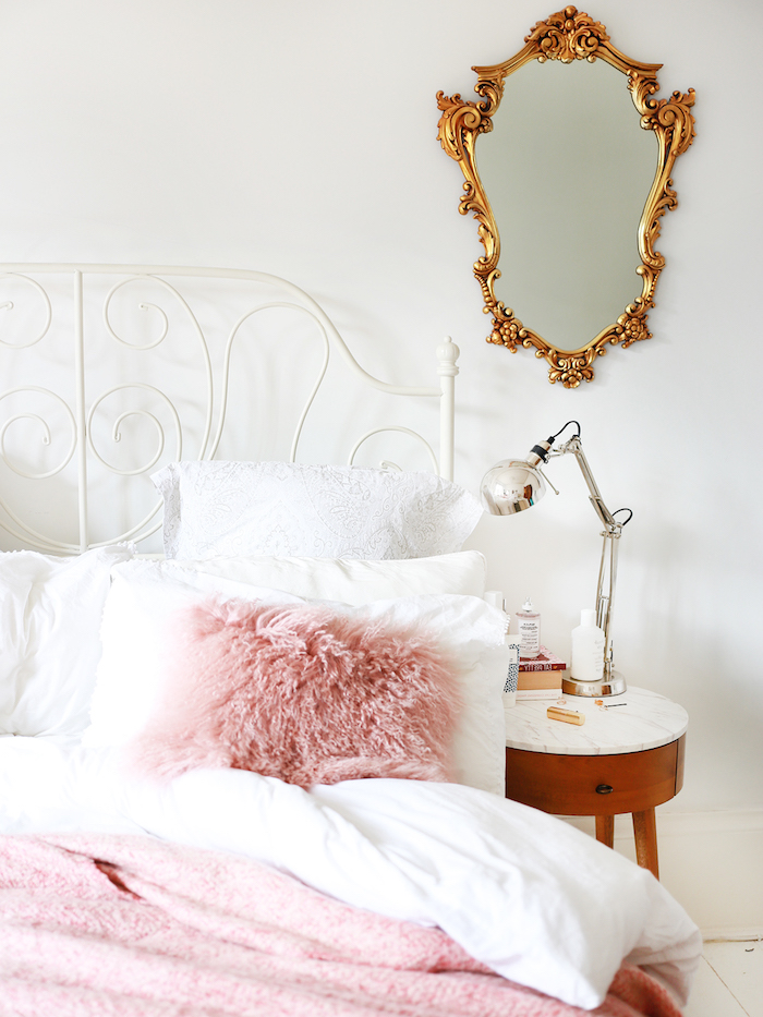 décoration d'une chambre fille en blanc, lampe de chevet effet métallique, couverture et coussin en faux fur rose pastel