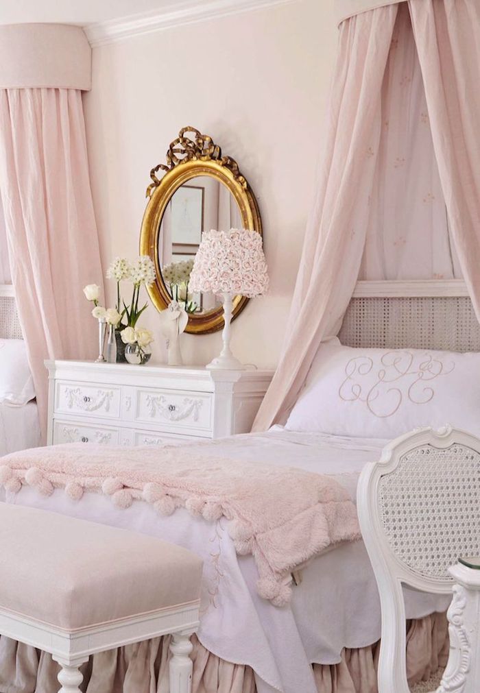 décoration chambre féminine aux murs rose pâle, modèle de lampe de chevet à design petites roses
