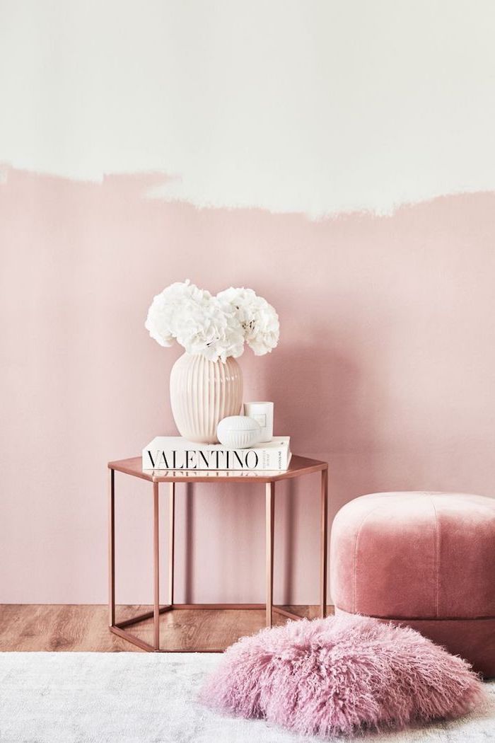 intérieur en rose pastel et blanc, peinture murs de salon en pastel, tabouret en velours rose pale