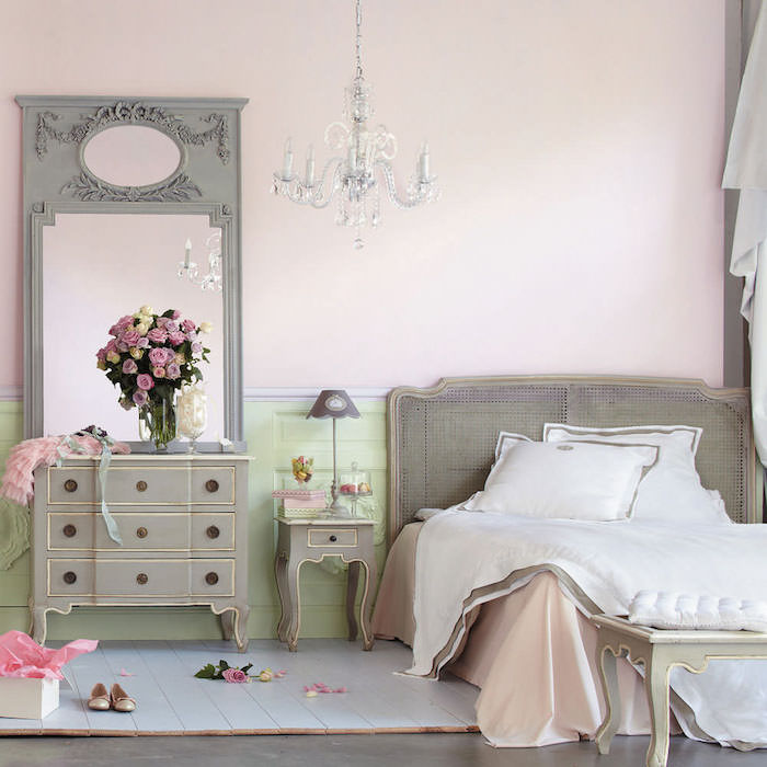 peinture chambre adulte, grand miroir à design vintage et motifs volutes, couverture de lit en blanc et rose satin