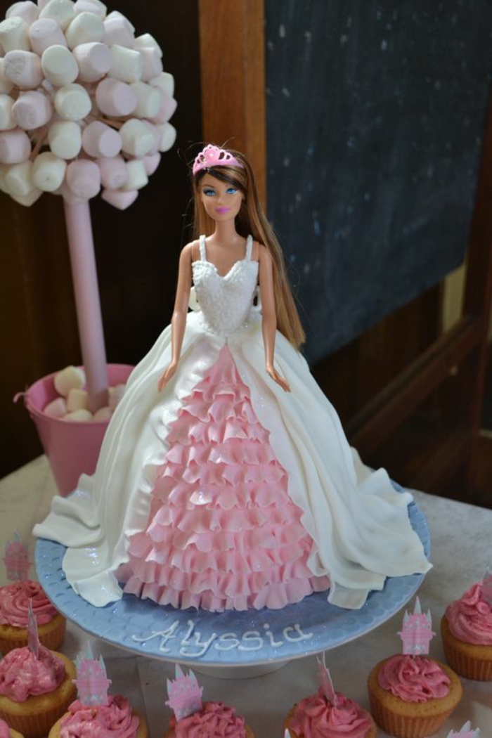 Un gateau en forme de princesse gateau anniversaire fille princesse barbie robe gateau