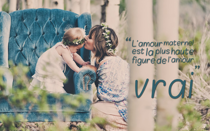 citation sur l amour, photo adorable d'une jeune mère et sa petite filles, couronnes en fleurs dans les cheveux