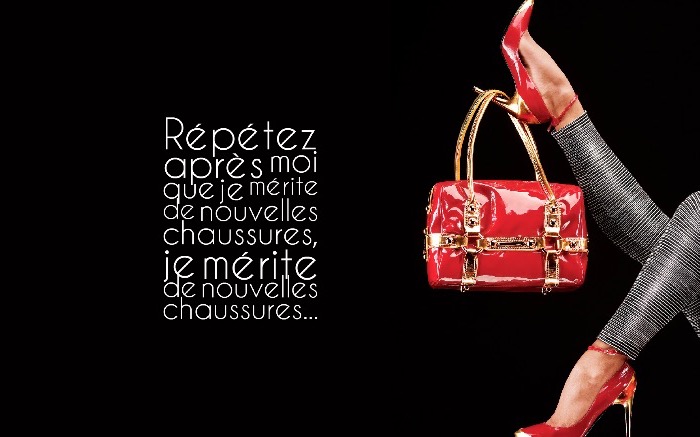 phrase drole, fond d'écran pour femme fashion, faire le shopping avec citation drole, paire de chaussures rouges à talons dorés