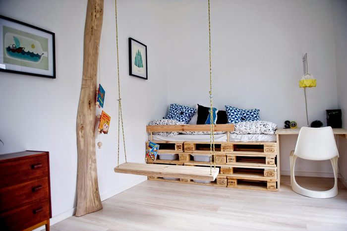 une chambre enfant de style scandinave qui privilégie le bois naturel et les lignes épurées, un lit palette mi-hauteur