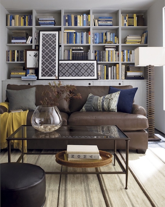 mur et bibliothèque gris et canapé marron association de couleurs