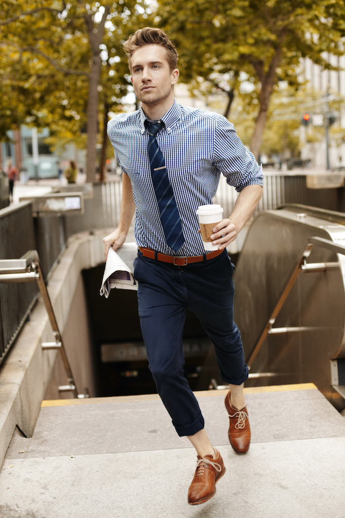 style homme, ceinture et chaussure en cuir marron, cravate et pantalon en bleu foncé